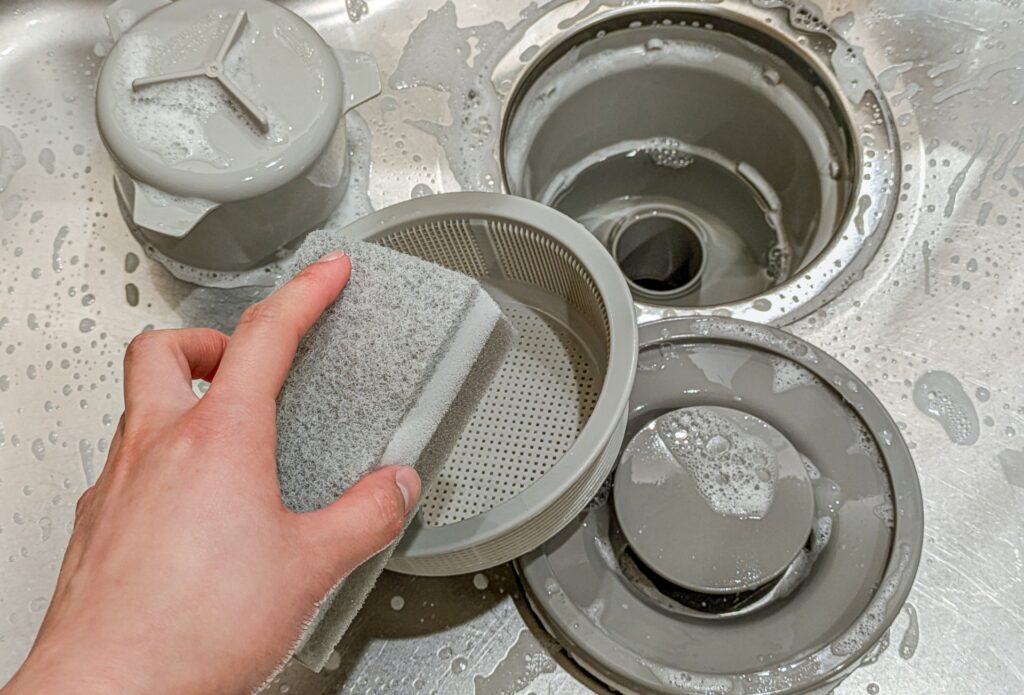 キッチンシンクの水垢・排水口のぬめり対策!簡単掃除でいつもピカピカに | ソウジのイロハ